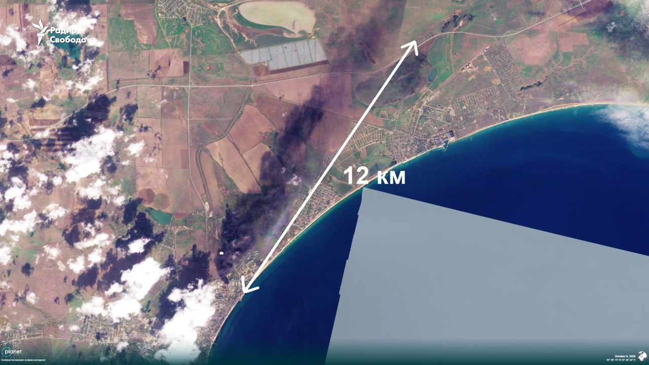 Спутниковый снимок дыма от пожара на нефтеналивном терминале в Феодосии
