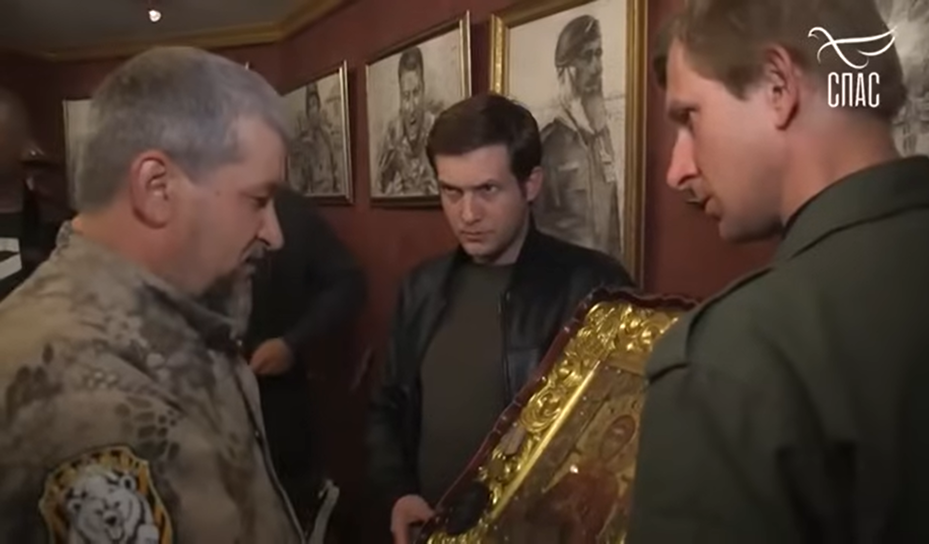 Борис Корчевников с иконой (в центре)