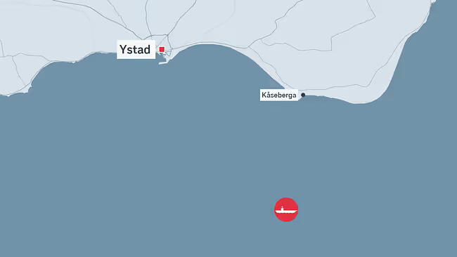 На карте показано приблизительное местоположение корабля, где он стоит на якоре после задержания властями Швеции
