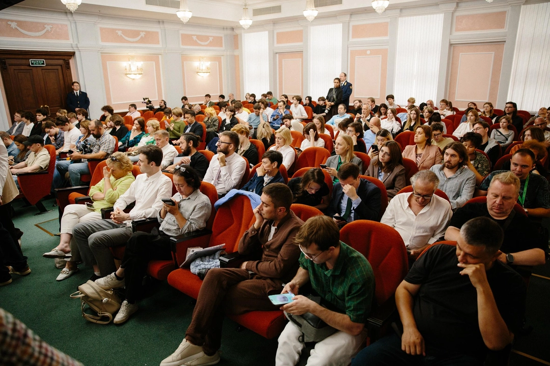 Of the hundreds of people who came to support Yabloko at the courthouse on Monday morning, only a few dozen were allowed into the courtroom, along with journalists