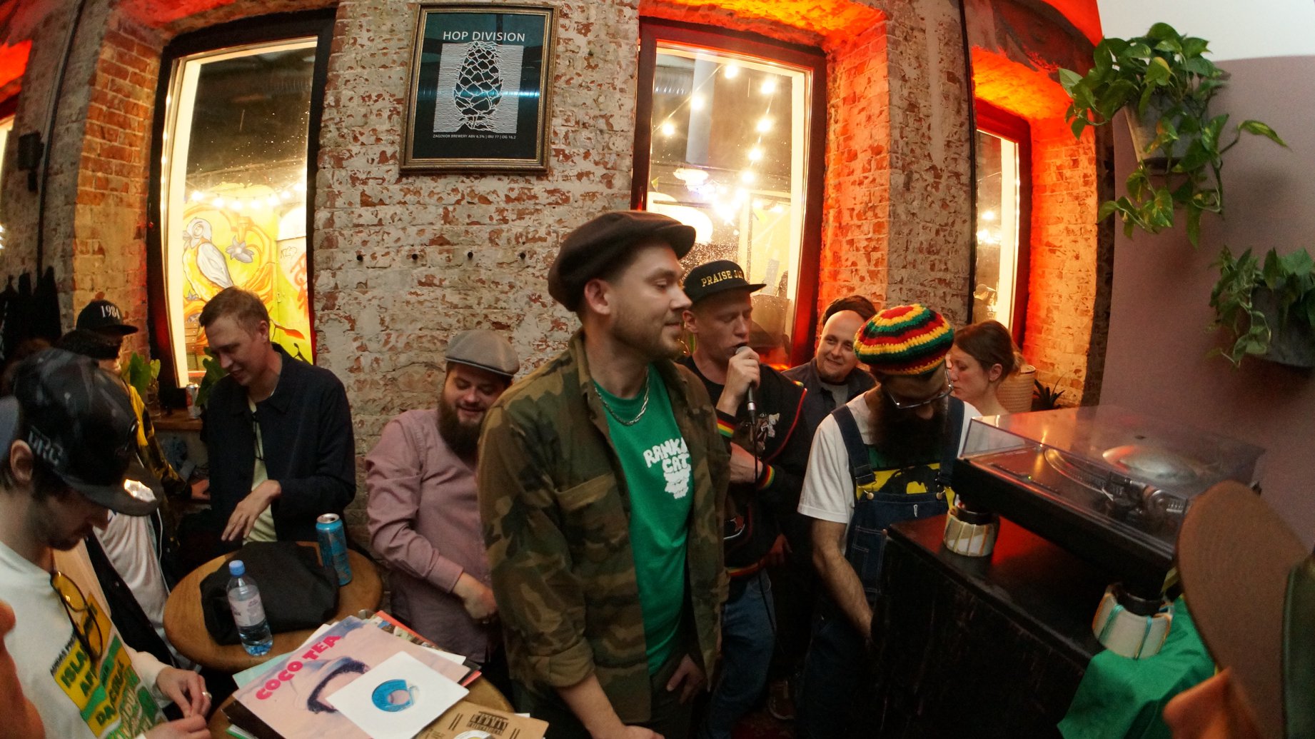 Алексей Беседа (в центре)