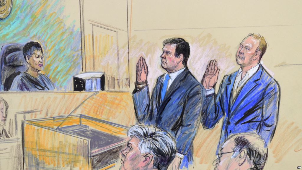 Пол Манафорт (в центре) в зале суда