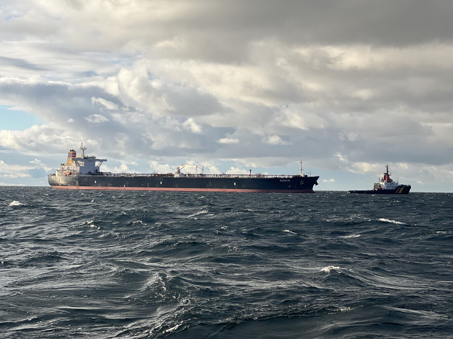 Russian “shadow fleet” tanker Eventin was brought under control after being adrift off the Baltic Sea coast north of Rügen, Germany. Photo: gCaptain