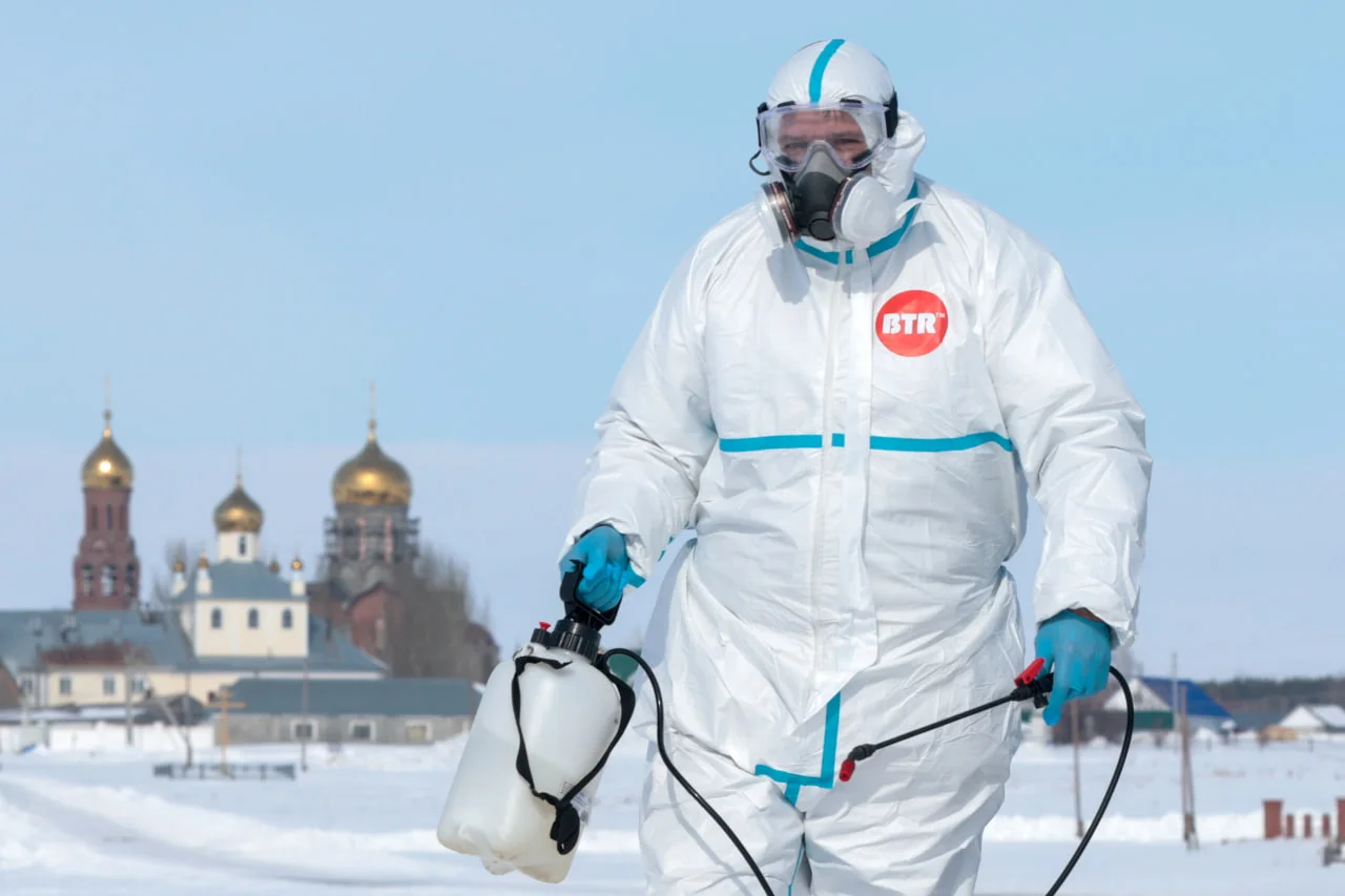 Дезинфектор на пропускном пункте на въезде в село Козиха Новосибирской области. Фото: ТАСС